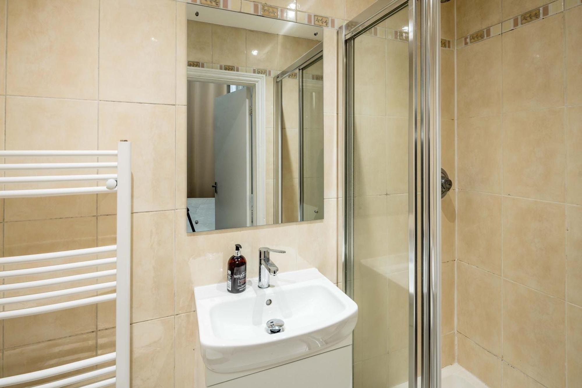 Gloucester Station Gem: 3 Bedroom Oasis Londen Buitenkant foto